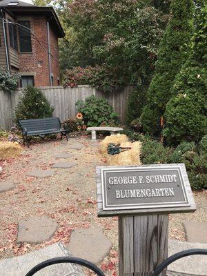 Blumengarten behind fudge store