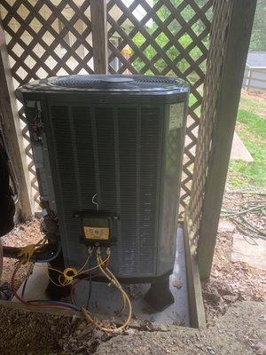 Outside unit TRANE Comfort-Link II XL 850 installed.