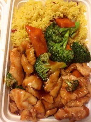 Chicken and broccoli special (comes with egg roll)