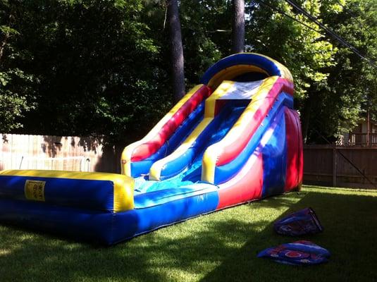 16ft Splash Water Slide a very popular family rental during those hot Houston summers because it is suitable for children, teens and adults.