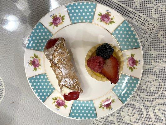 Subpar for both the cannoli and fruit tart. Disappointed because Rao's is an Italian bakery.