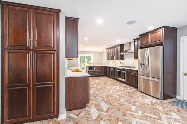 Kitchen remodel in Vienna, VA with wooden cabinets, granite countertop & tiles