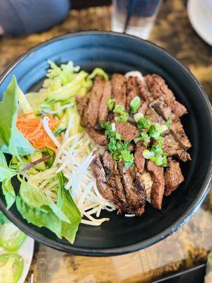 Vermicelli bowl with steak