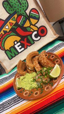 Chicharrón con guacamole