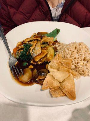 Chicken and vegetables with fried rice and won tons. Yummy.