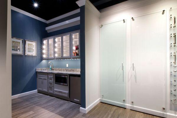 Oasis showroom features hands on displays like the side-by-side full size samples of standard clear glass and low-iron glass.