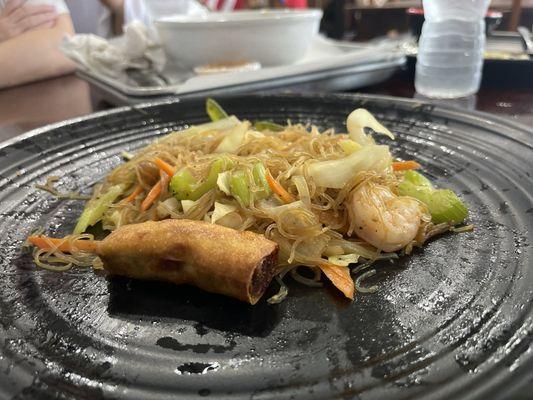 Chicken Spring Roll/Lumpia (10 Pcs), Rice noodles (Filipino Pancit)