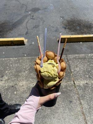 Waffle with green tea ice cream (2 scoops)