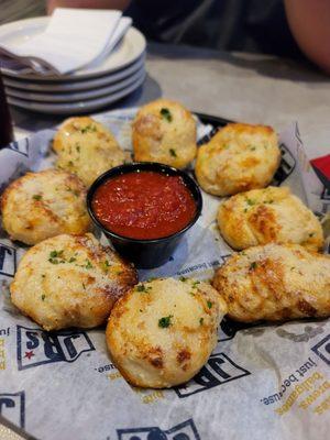 GARLIC KNOTS