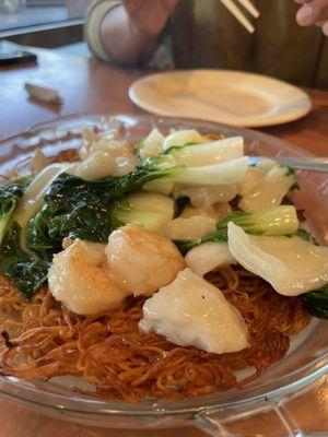 Hong kong style deep fried noodles with Seafood