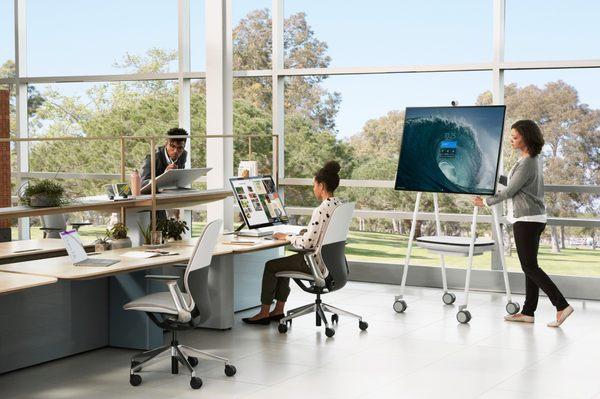 Microsoft Roam allows collaboration to happen anytime, anywhere. Height adjustable desks promote mobility and varied postures.