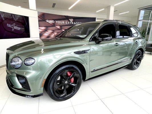 Not many vehicles can pull off Alpine Green, but this '23 Bentayga S looks incredible!