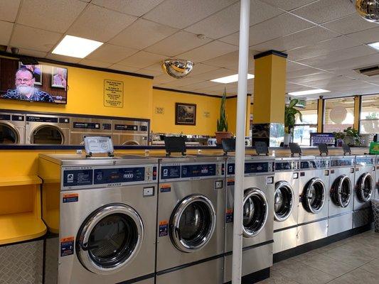 everything is nice and clean. lots of space to go around. Free WiFi new and huge modern machines. Wash, dry and fold service