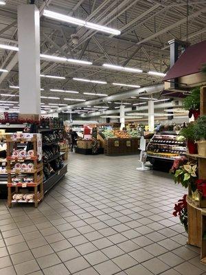 Hannaford Utica NY. Older store, fairly clean, not the best.