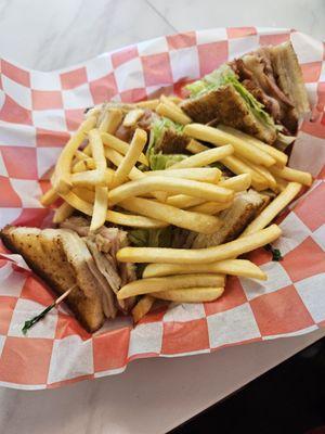 Grilles turkey club w/fries