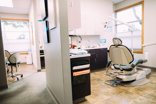 Wider view of the examination room at Travelle Family Dentistry office in Burien, WA