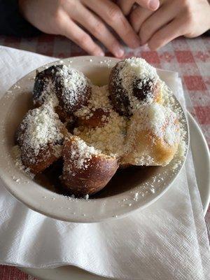 Famous Garlic Knots (6 count)