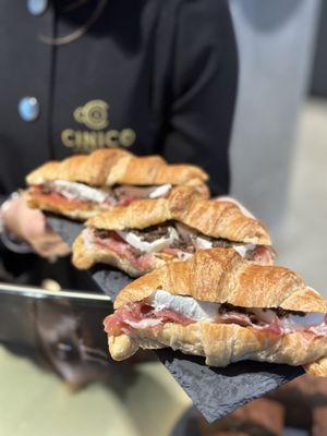 Savory Cinico Croissant, Autunno, prosciutto crudo, mozzarella, black truffle