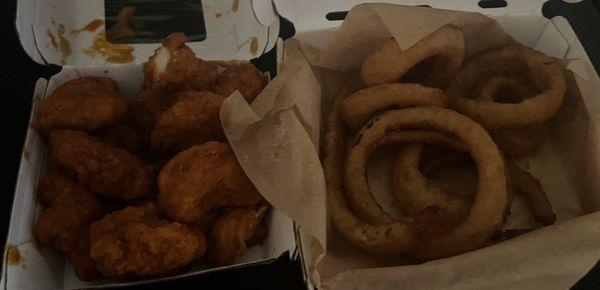 10 Boneless Wings medium Onion rings