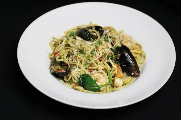 Linguini Pescatore with olive oil, garlic & hint of pesto