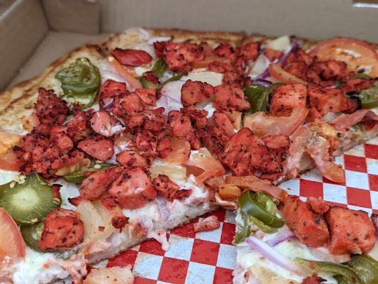 Garlic tandoori chicken pizza