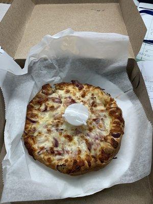 Mini pizza w/ onion topping