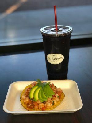 Tostada de ceviche y agua de jamaica, ceviche tostada and hibiscus water