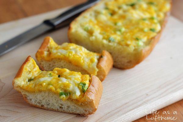 Cheesy bread with mozzarella and cheddar blended with our garlic aioli sauce