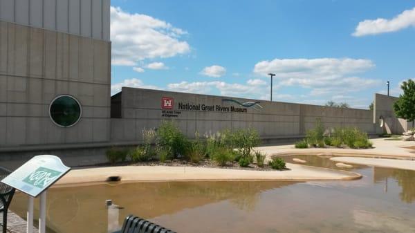 Entrance/front of museum.