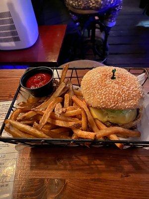 Cheeseburger platter w/ fries and ketchup