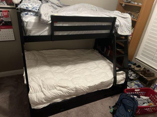 Single top and full bottom bunk bed.