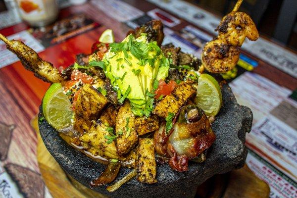 MOLCAJETE A large, volcanic stone bowl lled with black beans, Chihuahua cheese,
savory Chorizo, Chimichurri seasoned Churrasco steak and ch