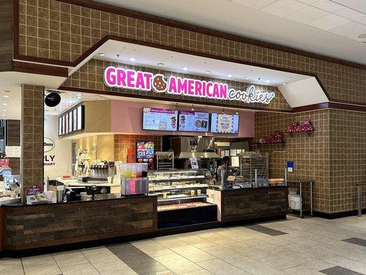 Storefront at Oak Park Mall