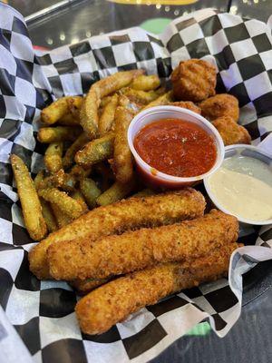 Sampler platter (pickles, mozzarella, cowboy bites)