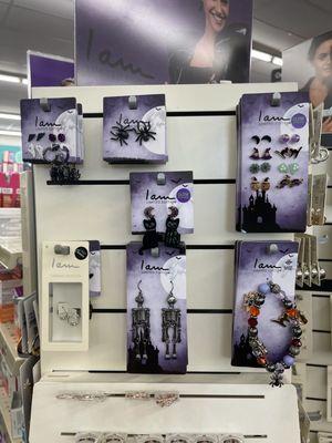 Cute Halloween earrings (9.25.22)