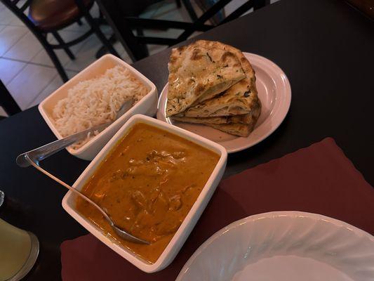 Butter chicken with garlic bread (naan)