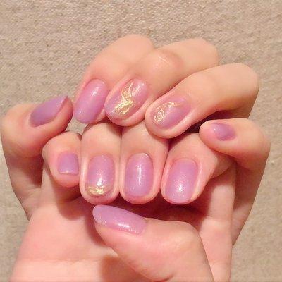 Simple design with embossed gold powder mirror effect line/nail art. Japanese gel product/KOKOIST color E-102s lavender.