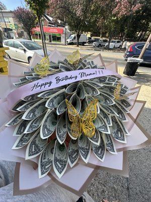 Money bouquet with customizable ribbon