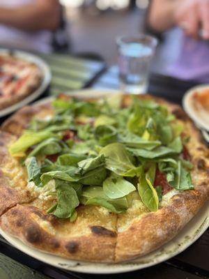 The pizza with arugula, plus Soprasetta