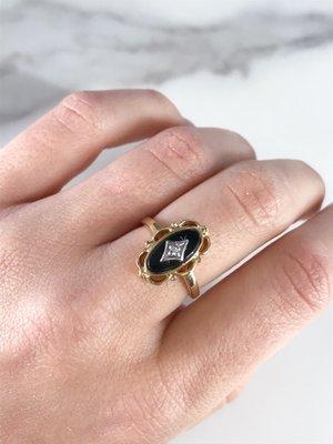 Vintage 10kt gold Onyx and Diamond Ring