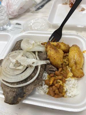 Beefsteaks with white rice and plantains