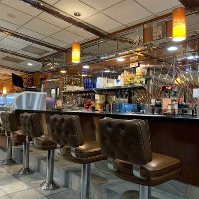 Diner Seats: comfy & modern bar area