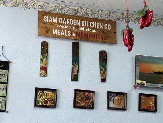 Thai art & food photo's are part of the decor