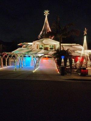 Christmas Light House Fountain Valley  House Dances to music.