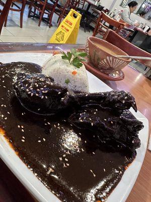 Plato de Mole negro y taza de atole de panela deliciosos y muy tradicional la taza me encanto!