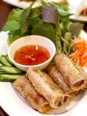 Egg rolls (6pcs) comes with vegetables and sauce