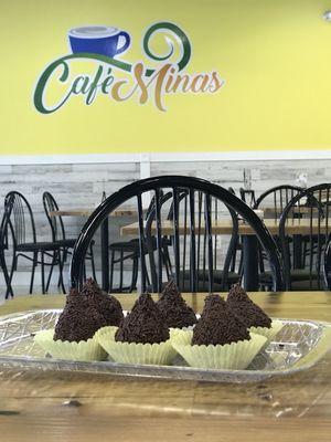 Coxinha de brigadeiro com recheio de morango