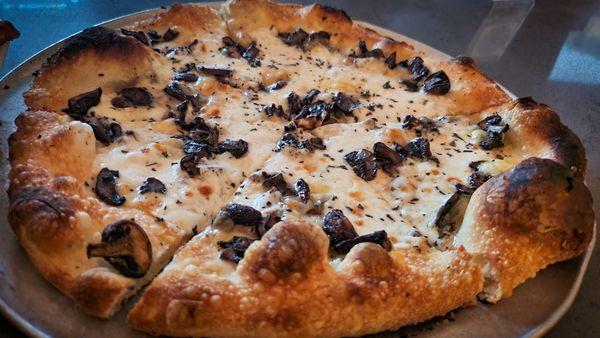 PIZZA WITH MUSHROOMS