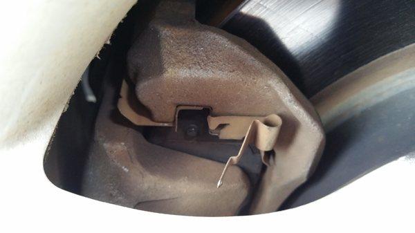 Driver side brake (see protruded part, incorrect installation)