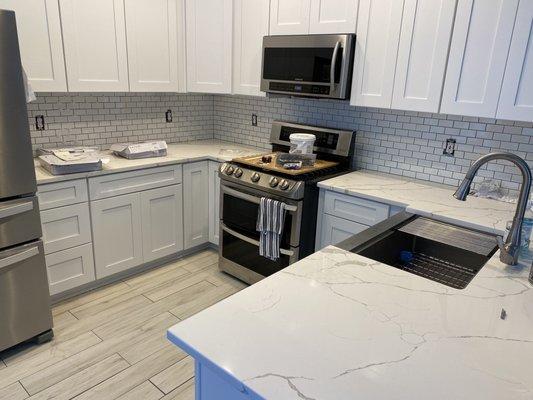 APEX Kitchen Cabinet and Granite Countertop